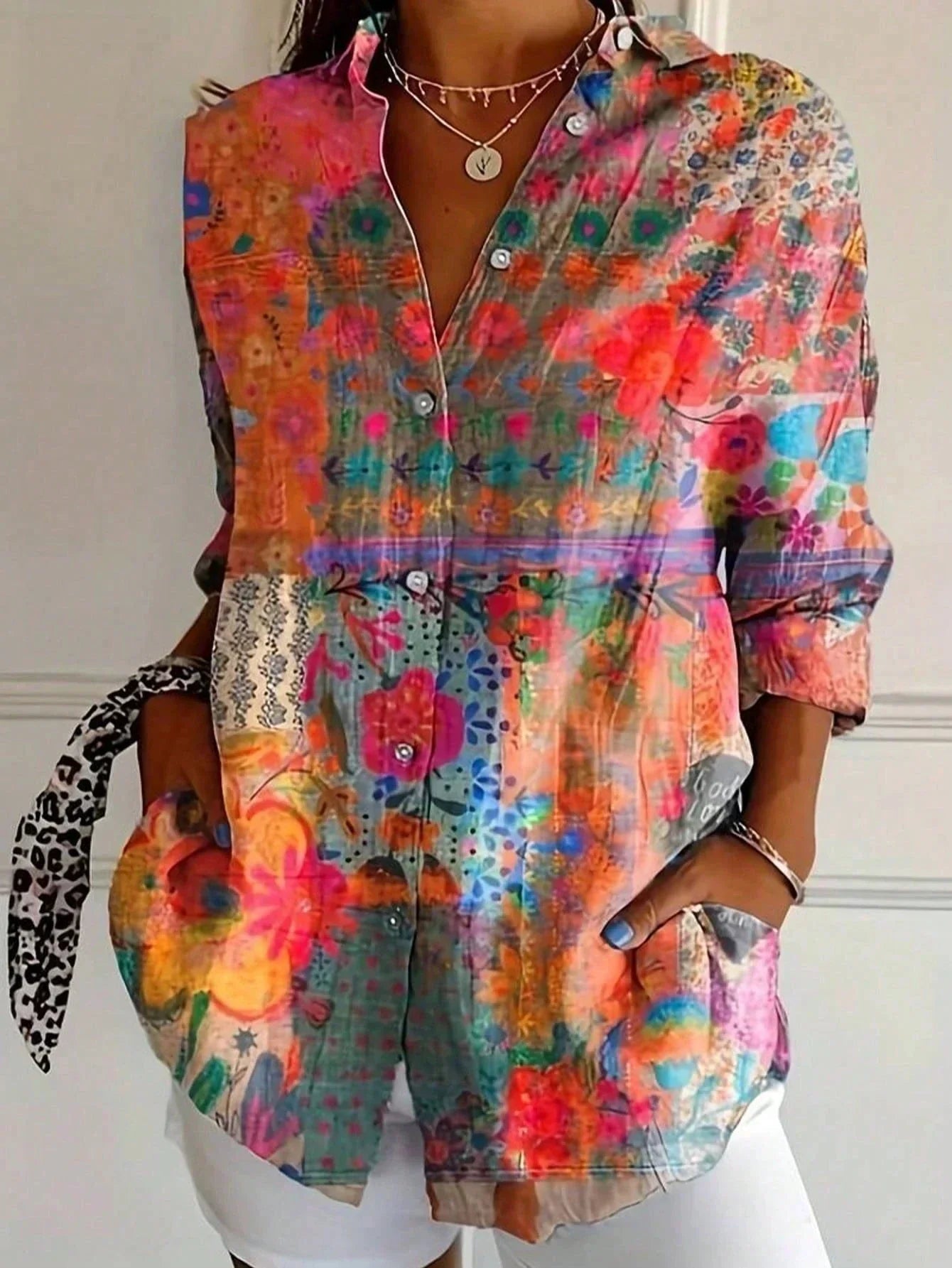 Simona | Färgglad blus med livfullt mönster