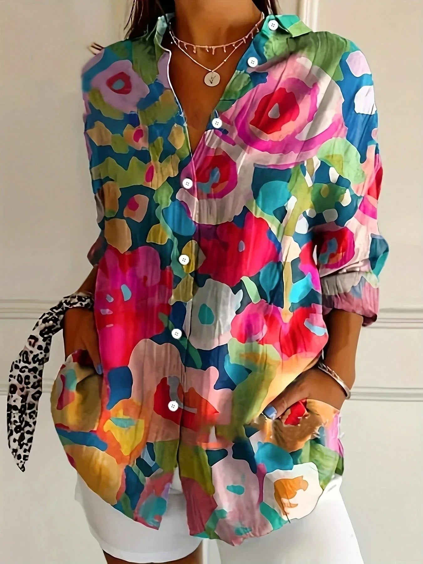 Simona | Färgglad blus med livfullt mönster